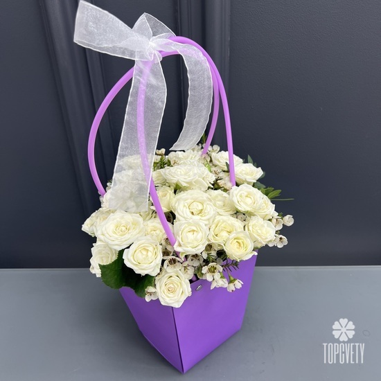 Композиция из 11 белых кустовых роз в сумочке из крафта
