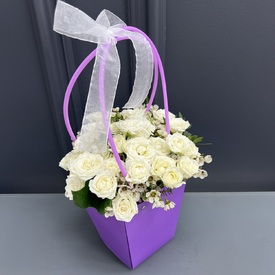 Композиция из 11 белых кустовых роз в сумочке из крафта