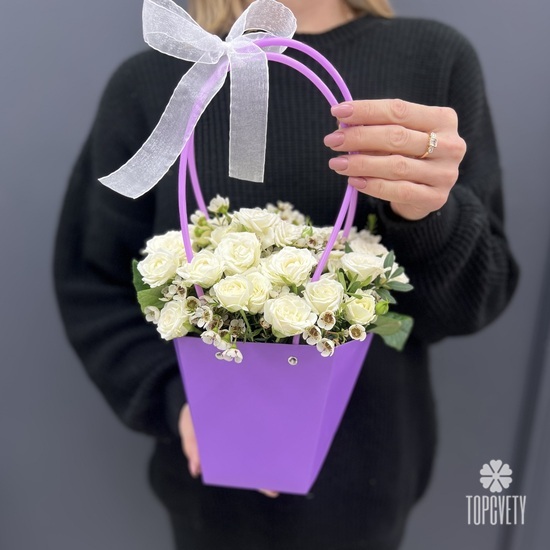 Композиция из 11 белых кустовых роз в сумочке из крафта
