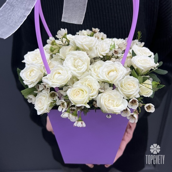 Композиция из 11 белых кустовых роз в сумочке из крафта