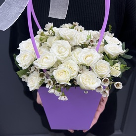 Композиция из 11 белых кустовых роз в сумочке из крафта