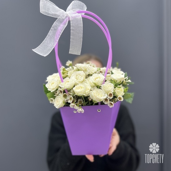 Композиция из 11 белых кустовых роз в сумочке из крафта
