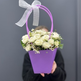 Композиция из 11 белых кустовых роз в сумочке из крафта