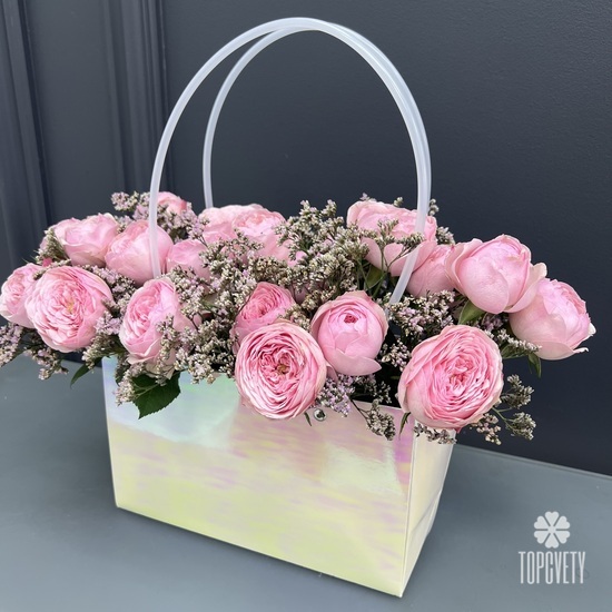 Композиция из 11 пионовидных кустовых роз в сумочке 