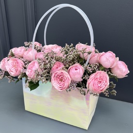 Композиция из 11 пионовидных кустовых роз в сумочке 