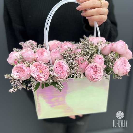 Композиция из 11 пионовидных кустовых роз в сумочке 