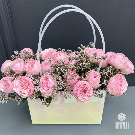 Композиция из 11 пионовидных кустовых роз в сумочке 