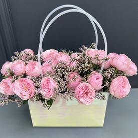 Композиция из 11 пионовидных кустовых роз в сумочке 