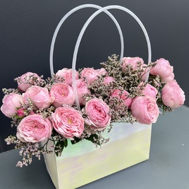 Композиция из 11 пионовидных кустовых роз в сумочке 