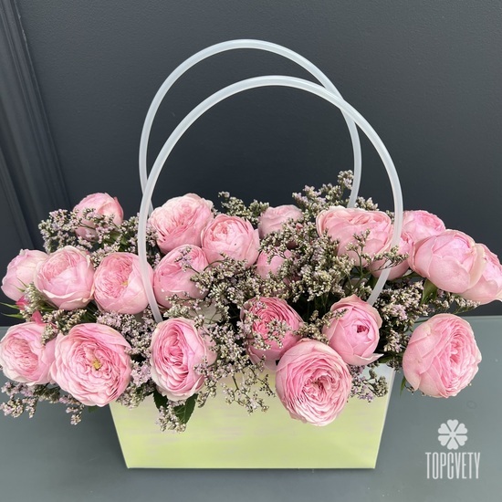 Композиция из 11 пионовидных кустовых роз в сумочке 