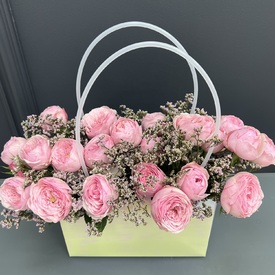 Композиция из 11 пионовидных кустовых роз в сумочке 