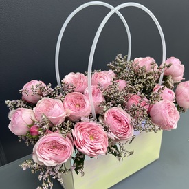 Композиция из 11 пионовидных кустовых роз в сумочке 