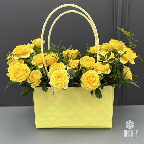 Композиция из 11 желтых кустовых роз в сумочке из крафта