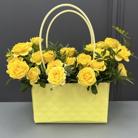 Композиция из 11 желтых кустовых роз в сумочке из крафта