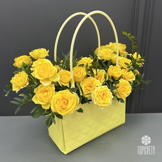 Композиция из 11 желтых кустовых роз в сумочке из крафта