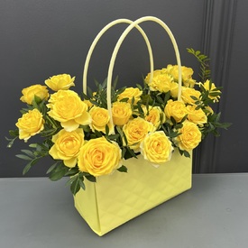 Композиция из 11 желтых кустовых роз в сумочке из крафта
