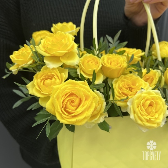 Композиция из 11 желтых кустовых роз в сумочке из крафта