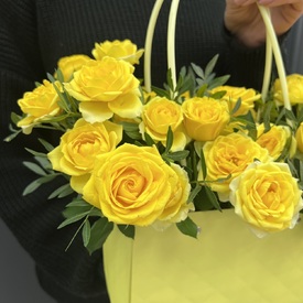 Композиция из 11 желтых кустовых роз в сумочке из крафта
