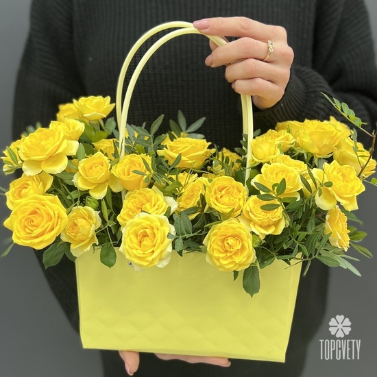 Композиция из 11 желтых кустовых роз в сумочке из крафта