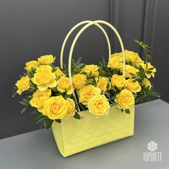 Композиция из 11 желтых кустовых роз в сумочке из крафта