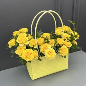 Композиция из 11 желтых кустовых роз в сумочке из крафта