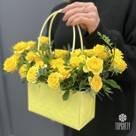 Композиция из 11 желтых кустовых роз в сумочке из крафта