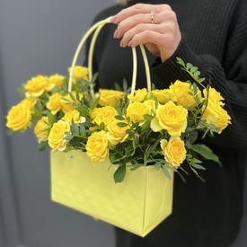 Композиция из 11 желтых кустовых роз в сумочке из крафта