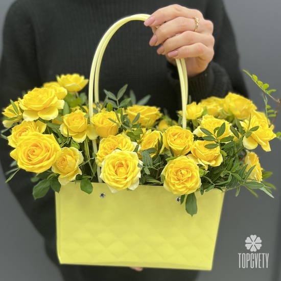 Композиция из 11 желтых кустовых роз в сумочке из крафта