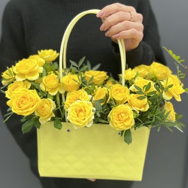 Композиция из 11 желтых кустовых роз в сумочке из крафта