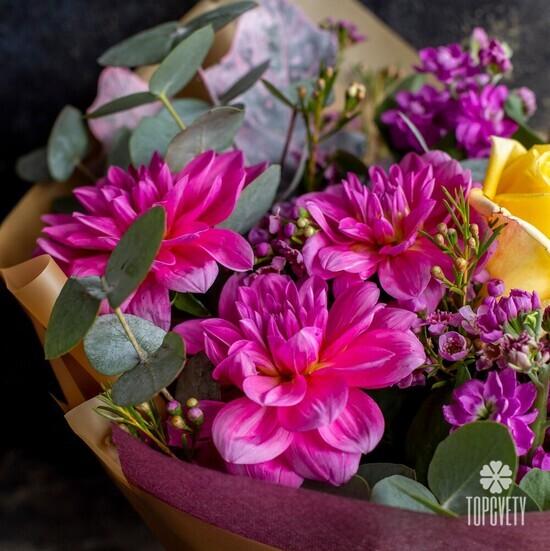 Букет из георгин, роз и эвкалипта 