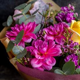 Букет из георгин, роз и эвкалипта 