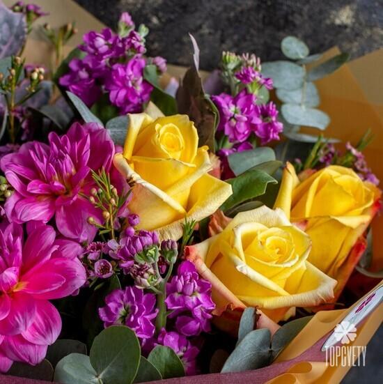 Букет из георгин, роз и эвкалипта 