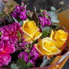 Букет из георгин, роз и эвкалипта 