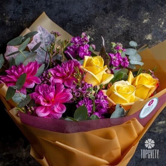 Букет из георгин, роз и эвкалипта 