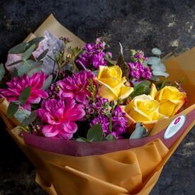 Букет из георгин, роз и эвкалипта 