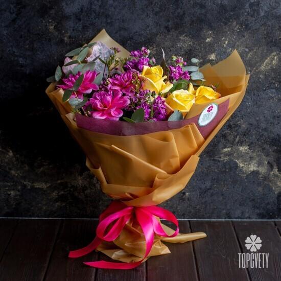 Букет из георгин, роз и эвкалипта 