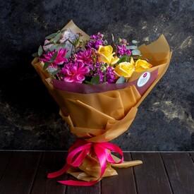 Букет из георгин, роз и эвкалипта 