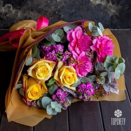 Букет из георгин, роз и эвкалипта 