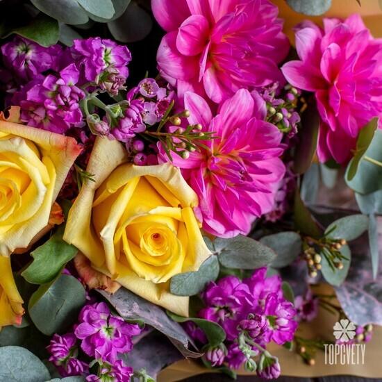 Букет из георгин, роз и эвкалипта 