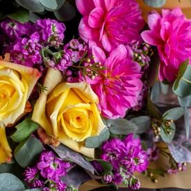 Букет из георгин, роз и эвкалипта 