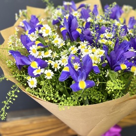 Букет из ирисов  Ароматы весны