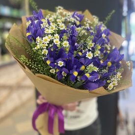 Букет из ирисов  Ароматы весны