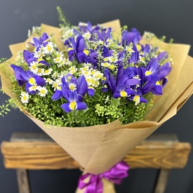 Букет из ирисов  Ароматы весны