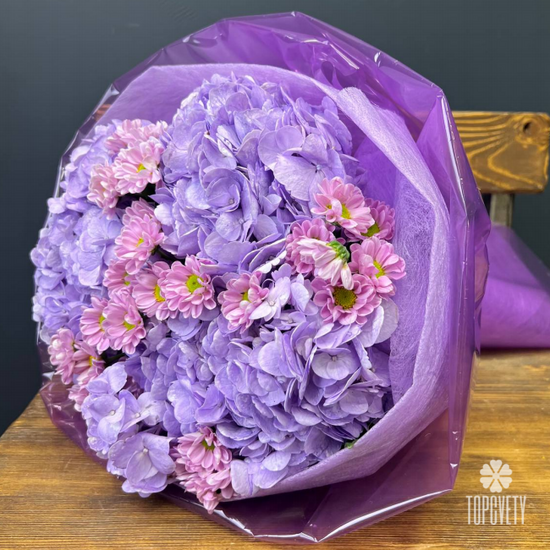 Букет из гортензий и хризантем