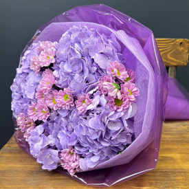 Букет из гортензий и хризантем