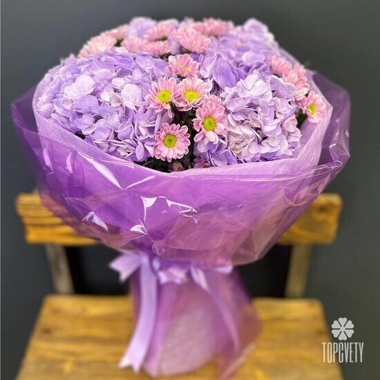 Букет из гортензий и хризантем