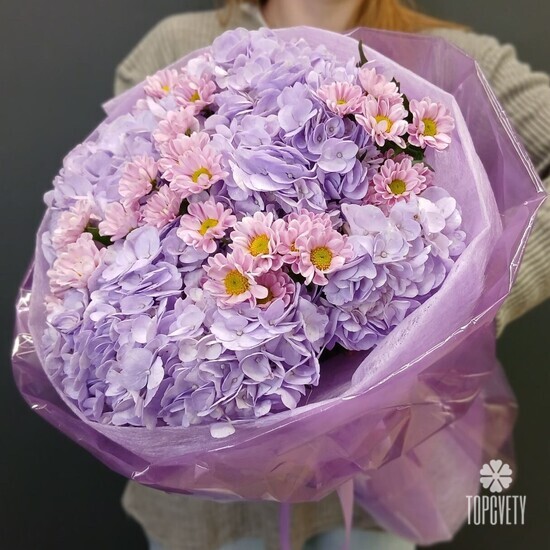 Букет из гортензий и хризантем