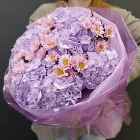 Букет из гортензий и хризантем