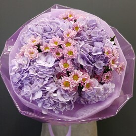 Букет из гортензий и хризантем