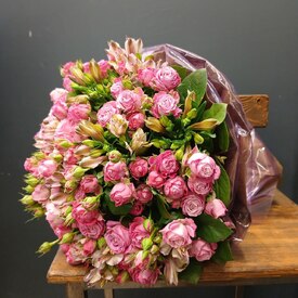 Букет из кустовой розы и альстромерии